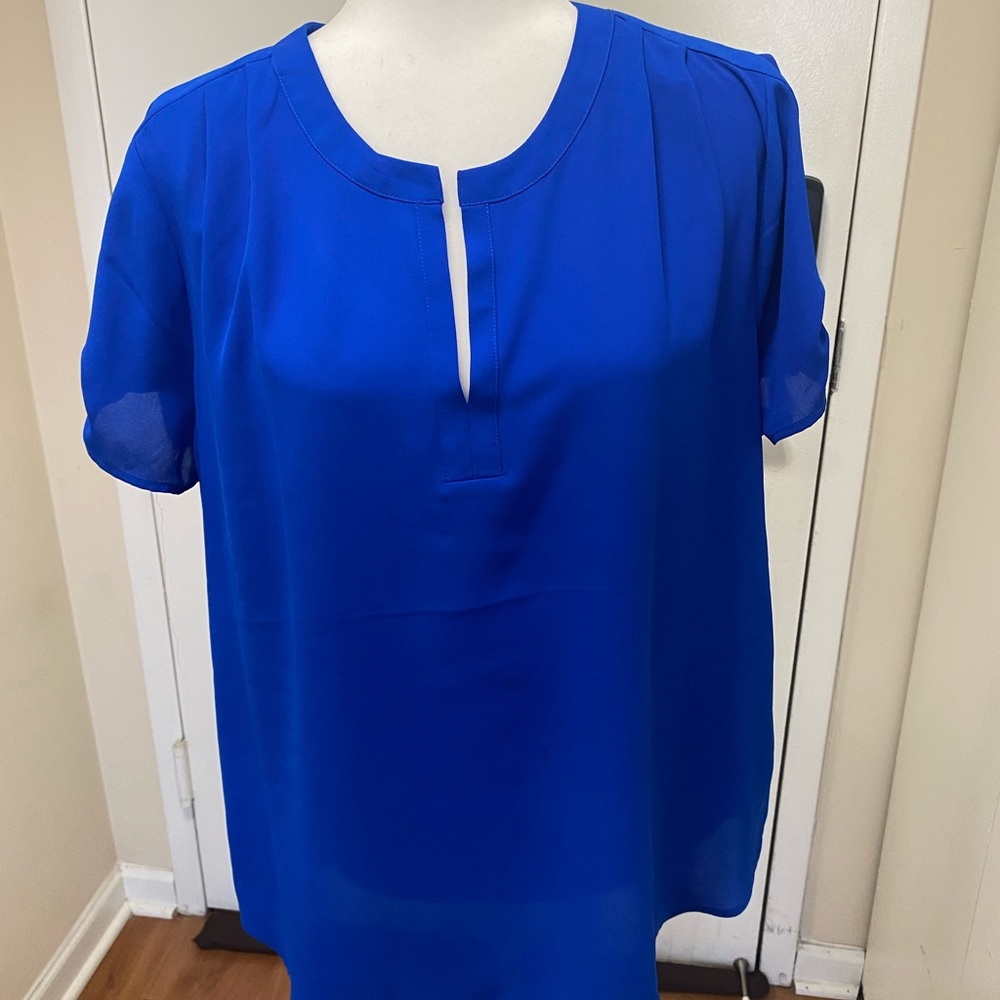 Beautiful vibrant jewel tone top. Perfect for any occasion.
